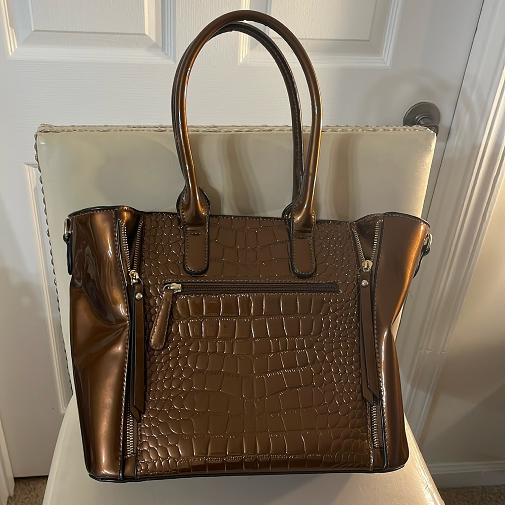 NWOT: Brown Patent Leather Purse. Multiple Zippers, Front & Back.